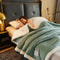 Couverture en polaire verte avec bordure blanche pour lit