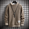 Maglione beige in maglia con collo rotondo e ciondolo decorativo