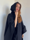 Cappa con cappuccio nera da donna, stile ampio ed elegante