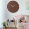 Horloge murale ronde marron avec chiffres dorés modernes