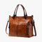 Sac à main en cuir marron avec bandoulière et poches