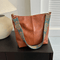 Borsa a mano in pelle marrone con tracolla decorativa