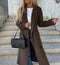 Manteau long marron pour femme avec sac à main noir matelassé
