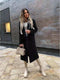 Cappotto lungo nero da donna con borsa beige