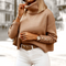 Maglione in maglia beige con collo alto e bottoni decorativi